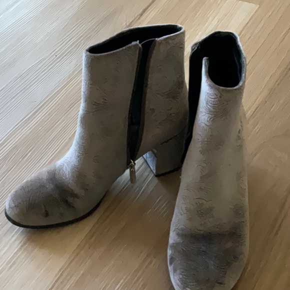 Cute silver booties with pattern - Picture 2 of 3